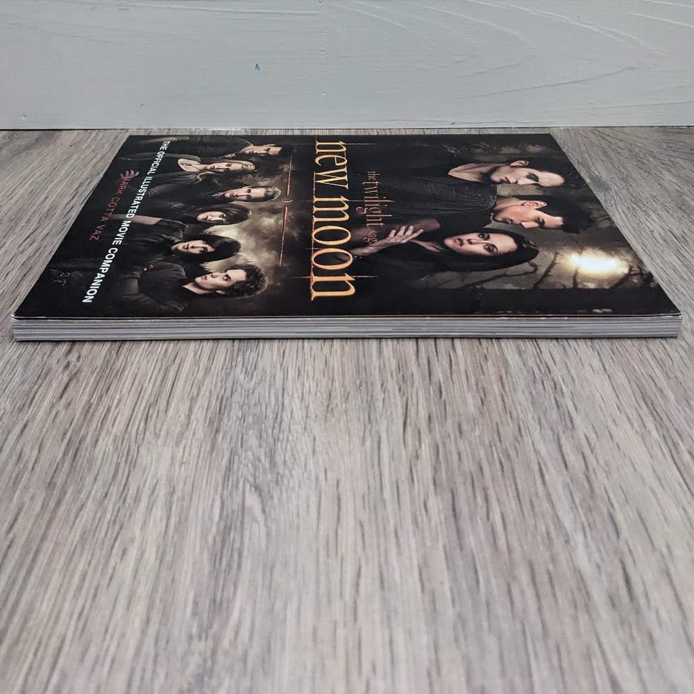 Price⬇️New Moon Illustrated Movie Companion - Picture 4 of 4